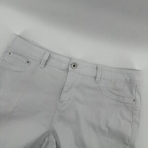 Signature Studio White Capri Pants Women's Size 16 The Ultimate Stretch